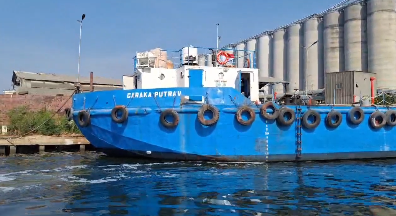 PROSES DISCHARGE CARGO CN48 (B35) KE STORAGE WEDA BAY (IWIP)